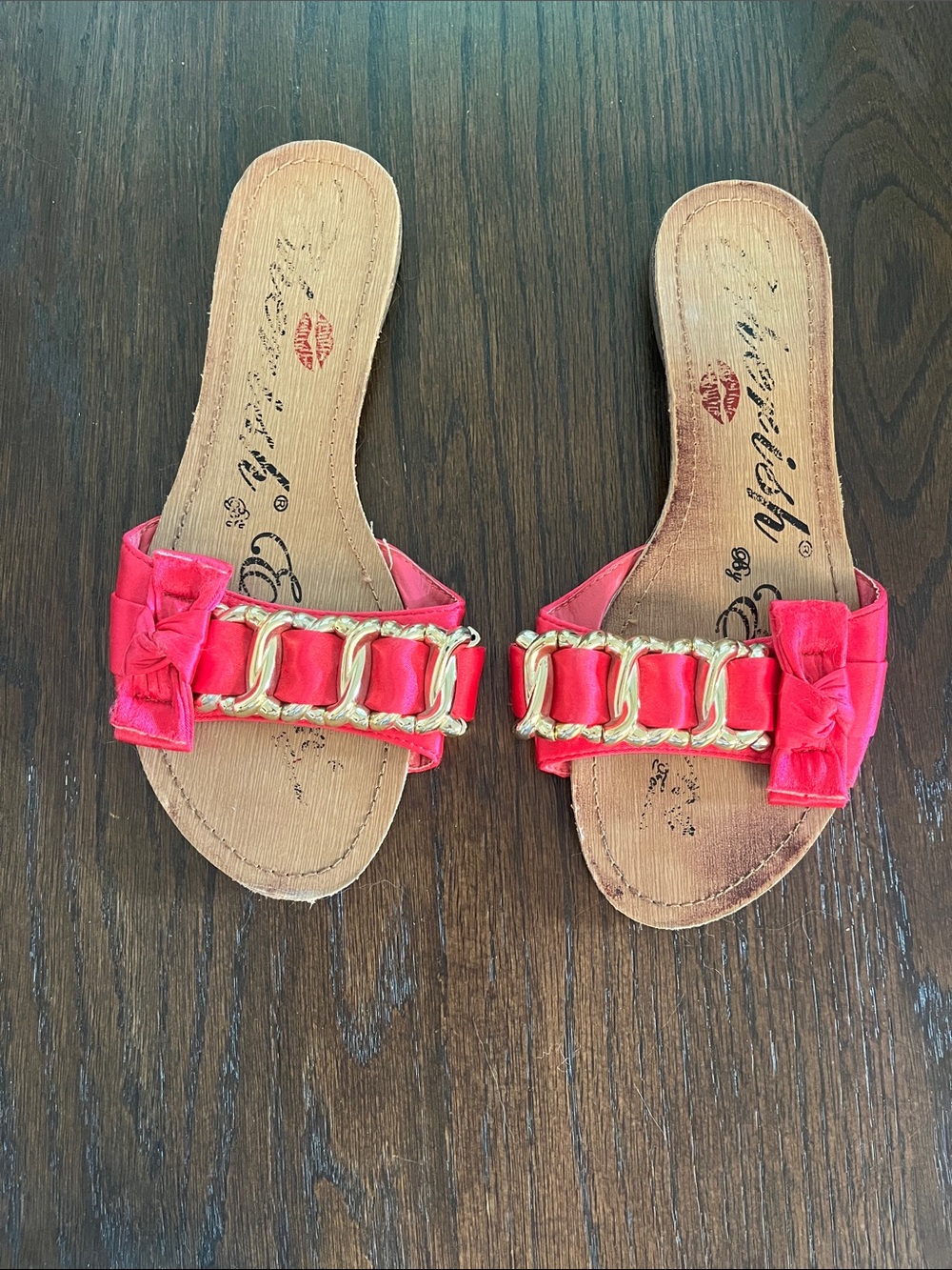 Cherish hot pink satin and Goldtone chain flat sandals size 8